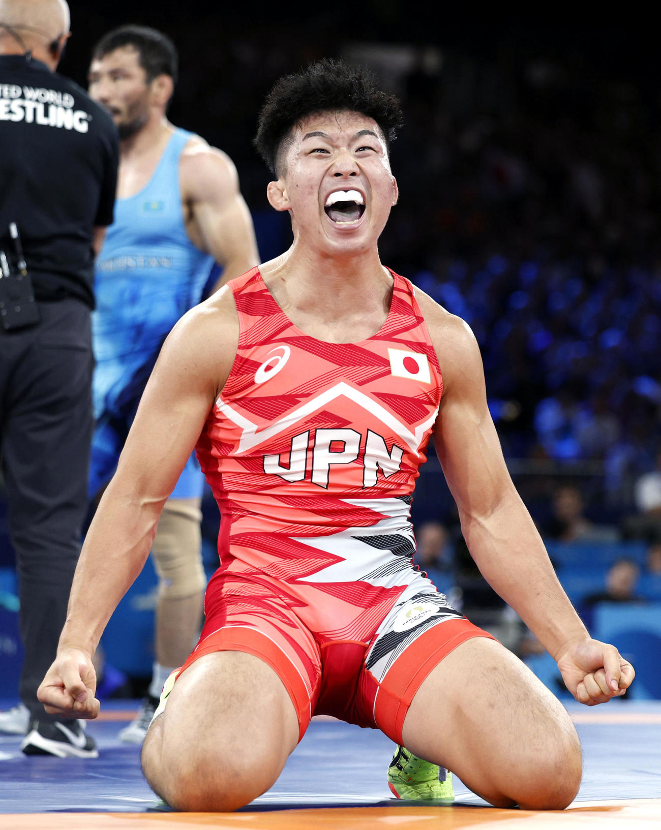 パリ五輪のレスリング男子グレコローマン77キロ級決勝でカザフスタン選手（奥）を破り、金メダルを獲得した日下尚（共同）