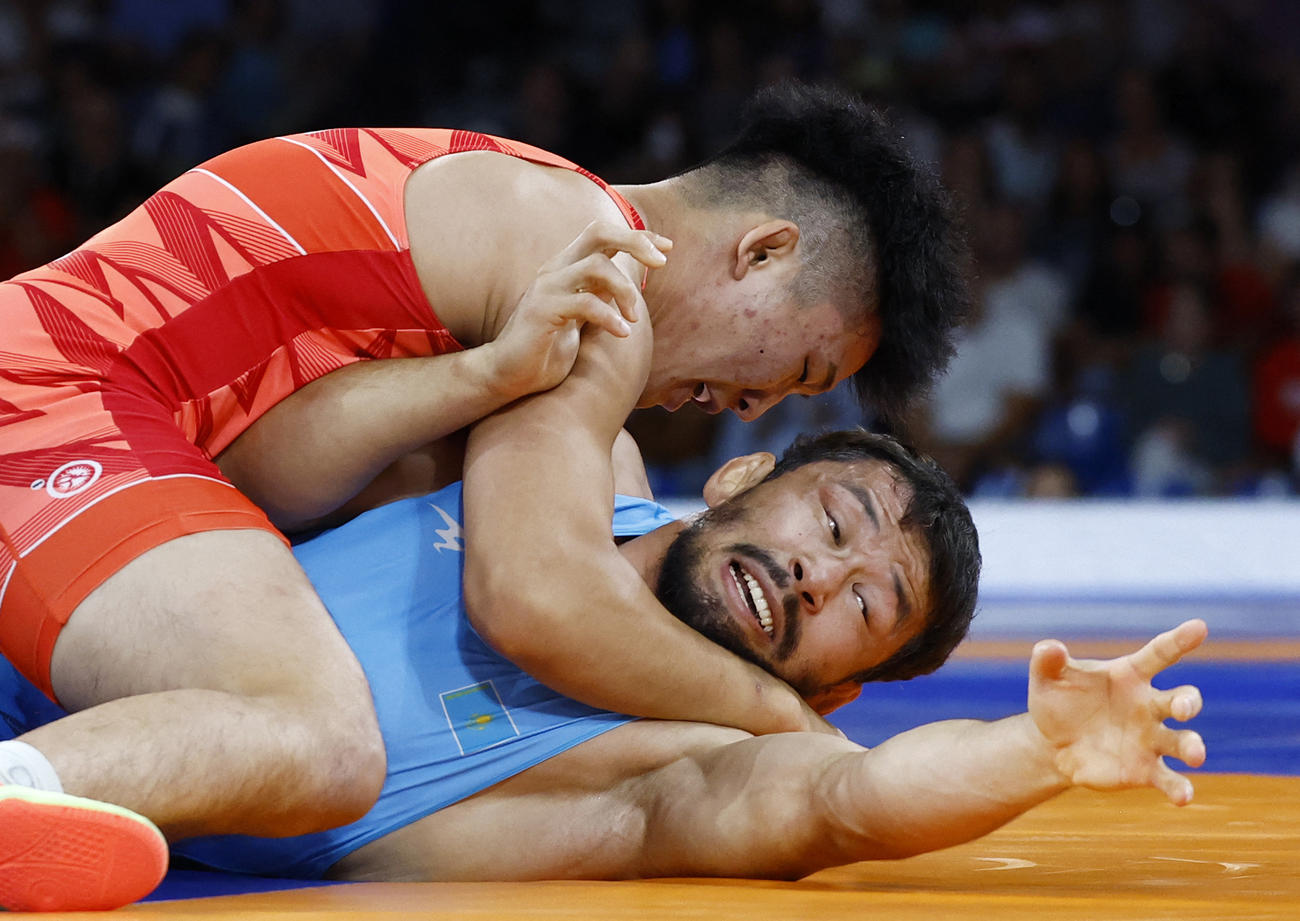 レスリング男子グレコローマンスタイル77キロ級決勝　カザフスタンのジャドラエフと対戦する日本の日下（左）（ロイター）
