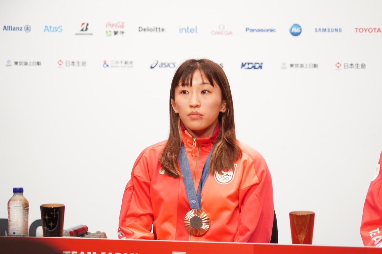 メダリスト会見に出席したレスリング女子50キロ級の須崎優衣（撮影・佐藤成）