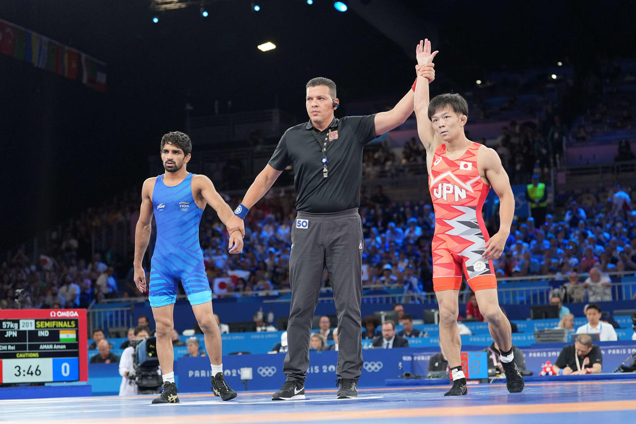 男子フリースタイル57キロ級準決勝　アマンを破り勝ち名乗りを受ける樋口（撮影パオロ　ヌッチ）