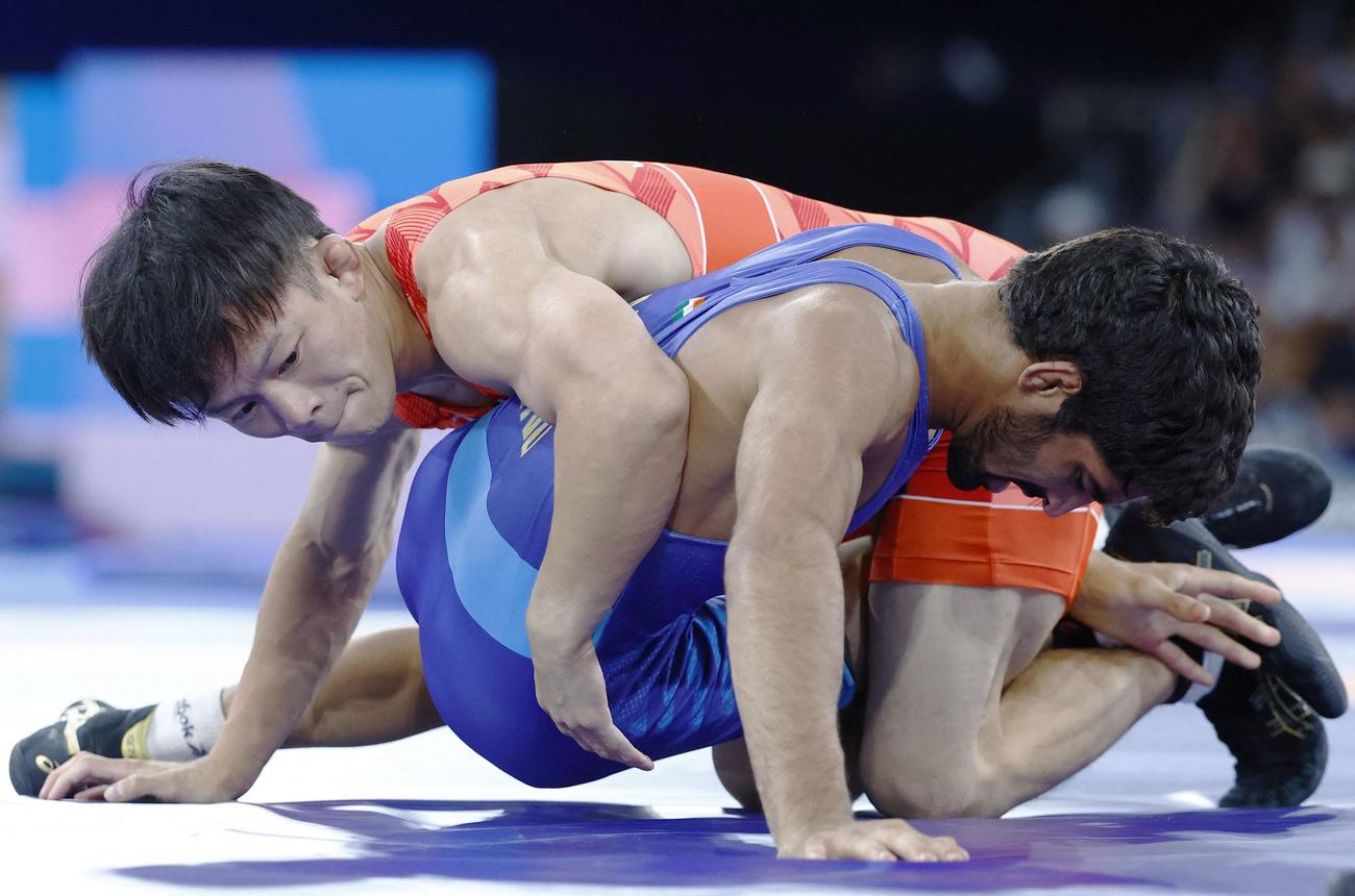 準決勝でインド選手を攻める樋口黎（ロイター）