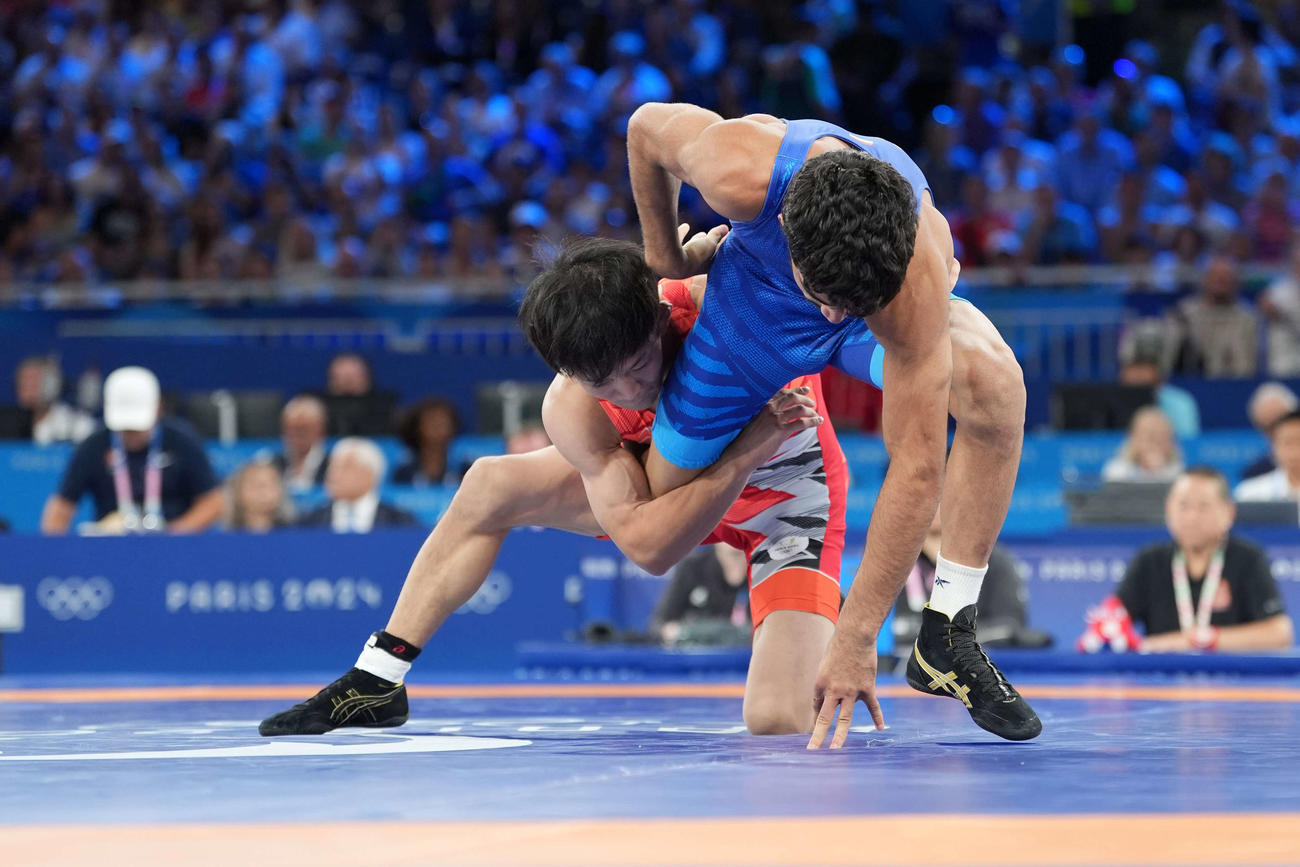 男子フリースタイル57キロ級準決勝　アマンの足を取る樋口（撮影パオロ　ヌッチ）