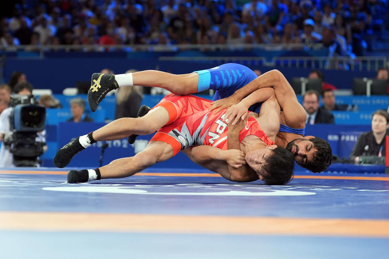 男子フリースタイル57キロ級準決勝　アマンを攻める樋口（撮影パオロ　ヌッチ）