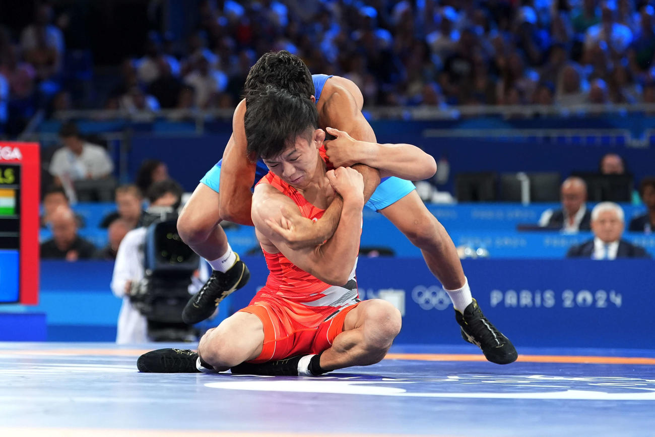 男子フリースタイル57キロ級準決勝　アマンと対戦する樋口（撮影パオロ　ヌッチ）