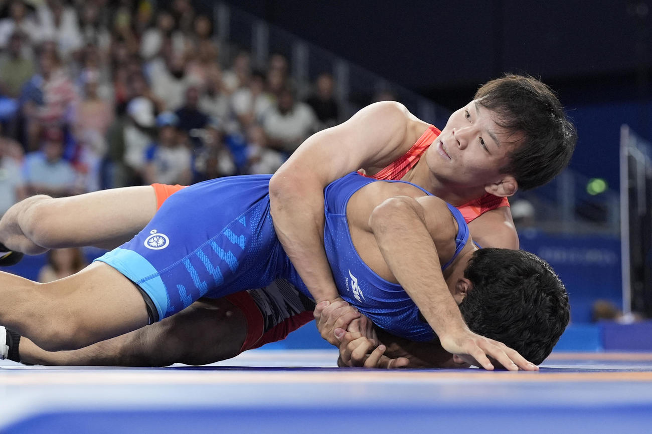 男子フリースタイル57キロ級準決勝　バックをとりポイントを挙げる樋口黎（AP）