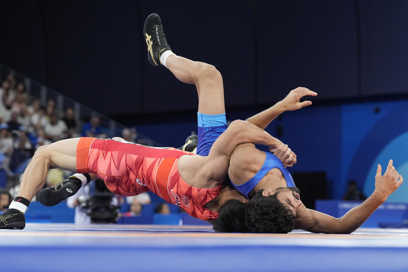 男子フリースタイル57キロ級準決勝　ローリングでポイントを奪う樋口黎（AP）