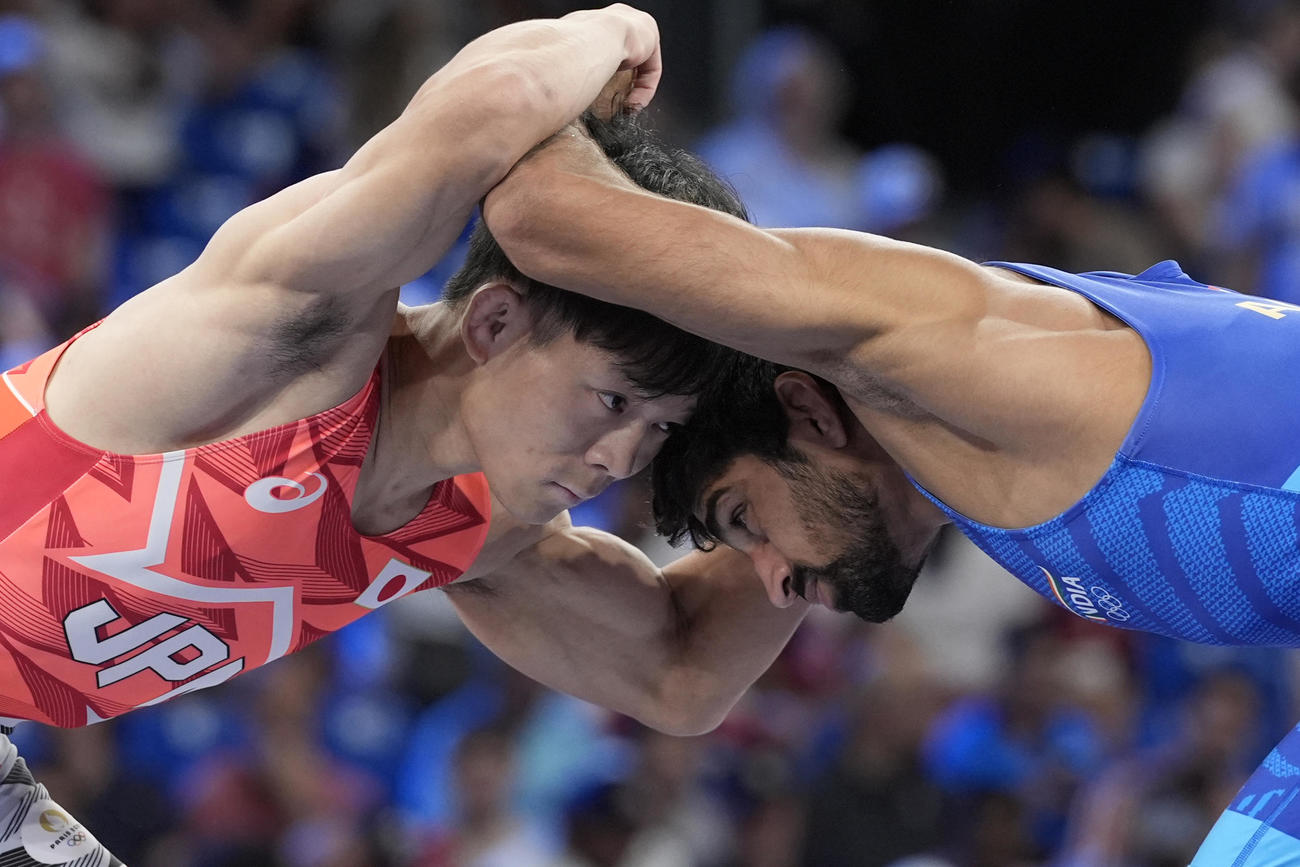 男子フリースタイル57キロ級準決勝　インド選手と組み合う樋口黎（AP）