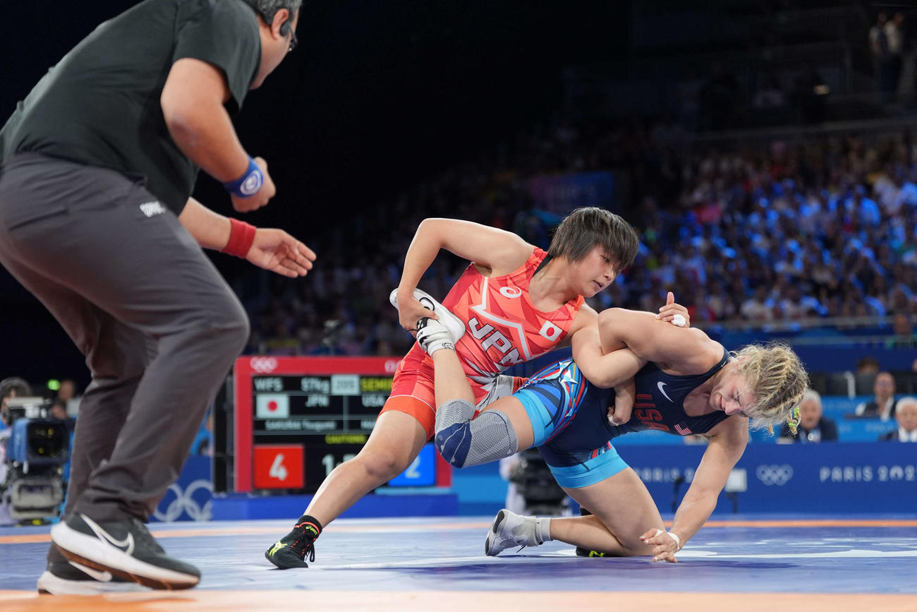 女子フリースタイル57キロ級準決勝　マルーリスの足を取って回そうとする桜井（撮影パオロ　ヌッチ）