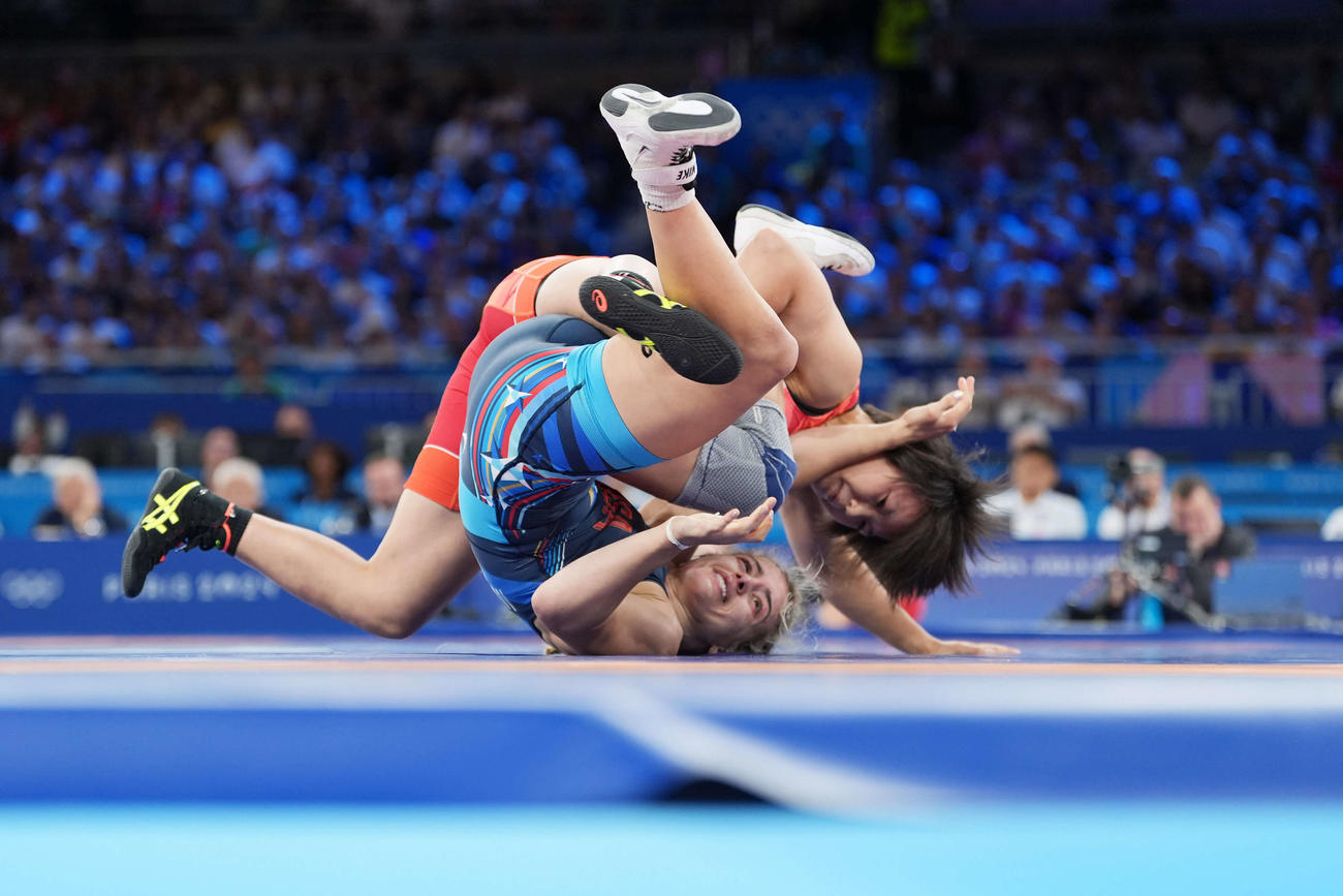 女子フリースタイル57キロ級準決勝　マルーリスの足を取って回す桜井（撮影パオロ　ヌッチ）