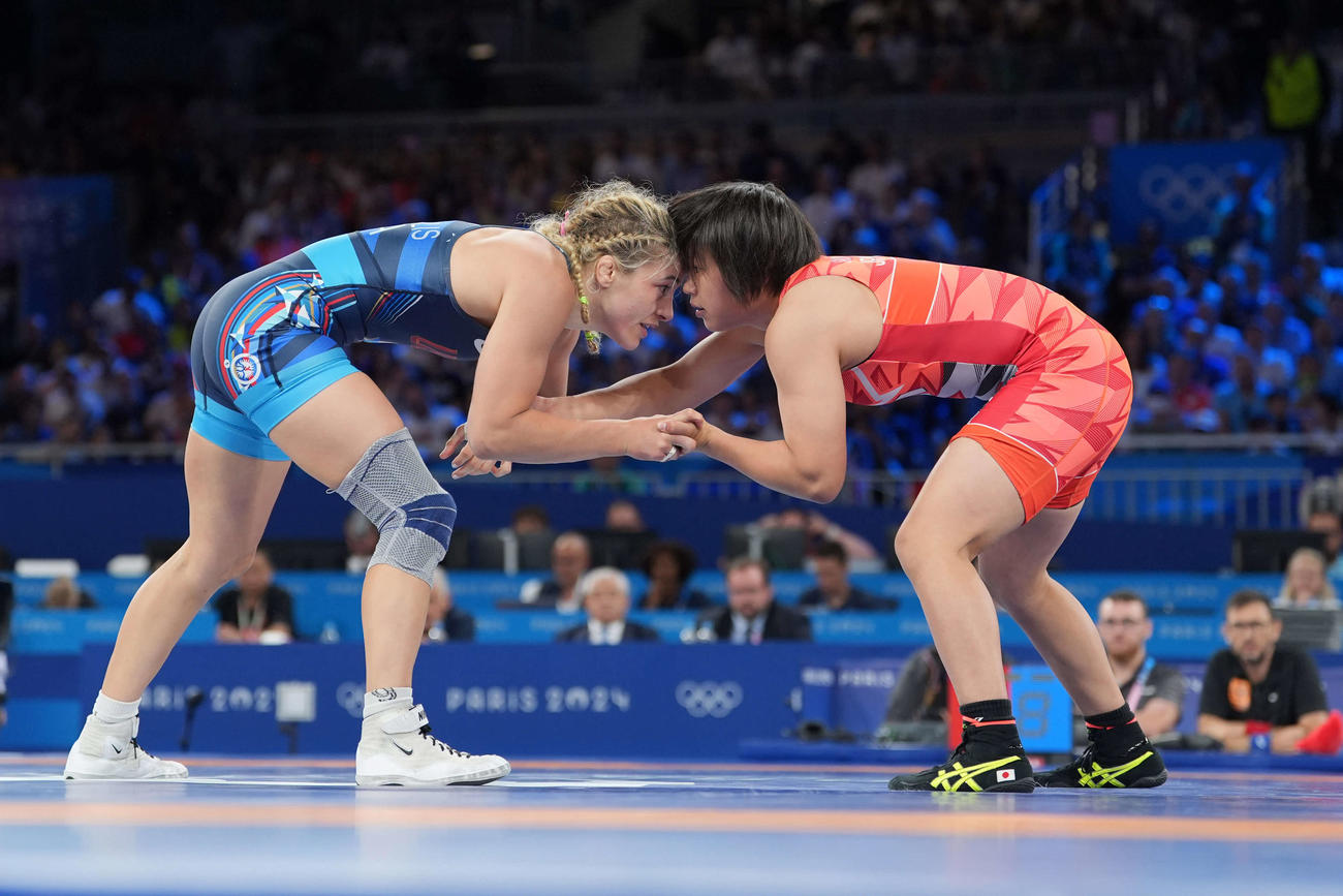 女子フリースタイル57キロ級準決勝　マルーリスと対戦する桜井（撮影パオロ　ヌッチ）