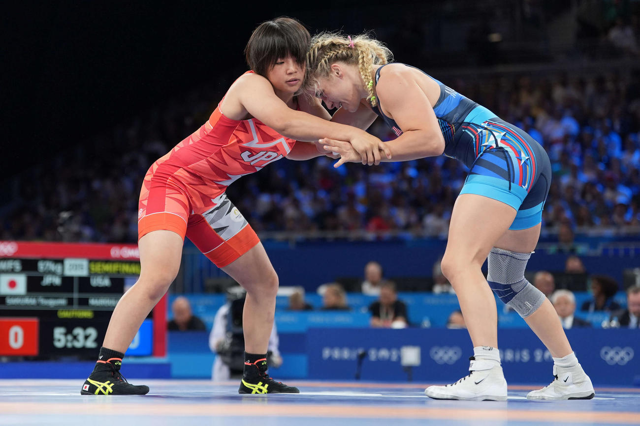 女子フリースタイル57キロ級準決勝　マルーリスと対戦する桜井（撮影パオロ　ヌッチ）