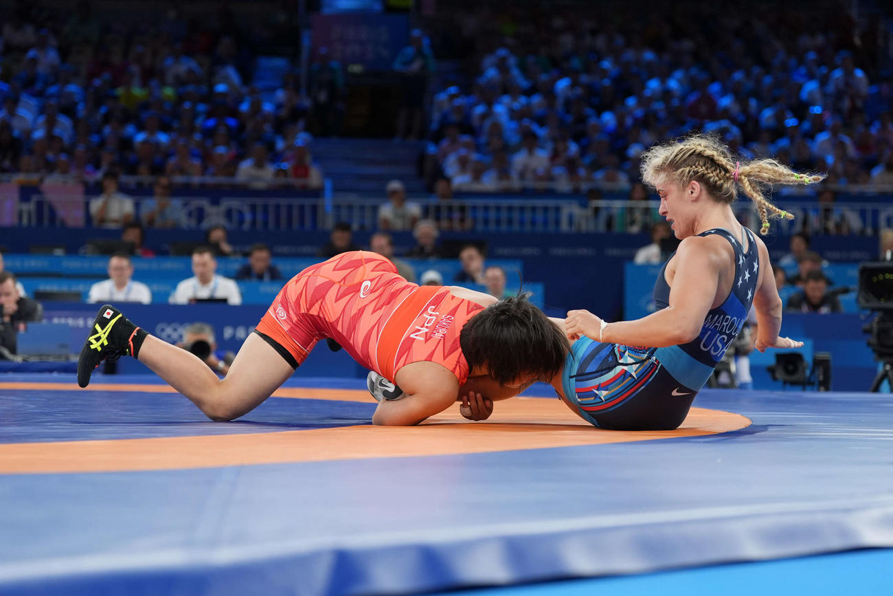 女子フリースタイル57キロ級準決勝　マルーリスの足を取る桜井（撮影パオロ　ヌッチ）