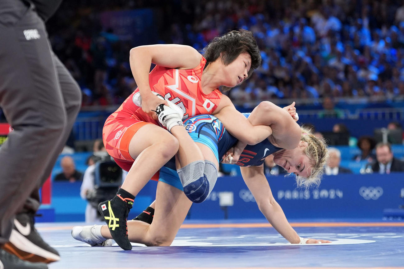 女子フリースタイル57キロ級準決勝　マルーリスの足を取って回そうとする桜井（撮影パオロ　ヌッチ）