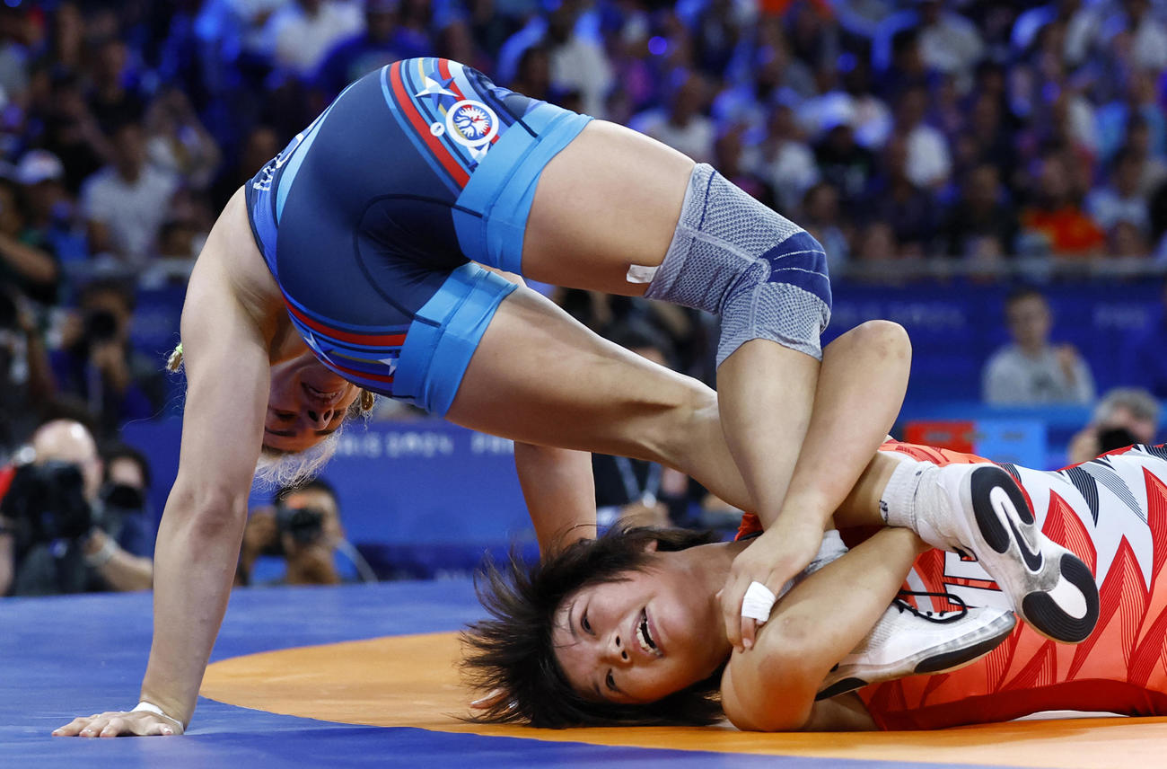 女子57キロ級準決勝　タックルでポイントを奪う桜井つぐみ（ロイター）
