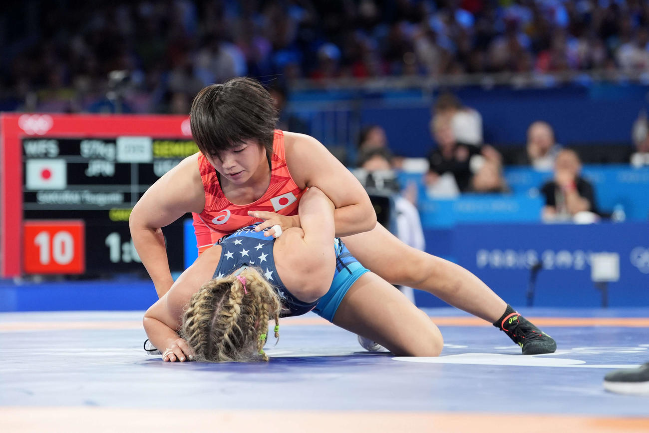 女子フリースタイル57キロ級準決勝　マルーリスのバックを取る桜井（撮影パオロ　ヌッチ）