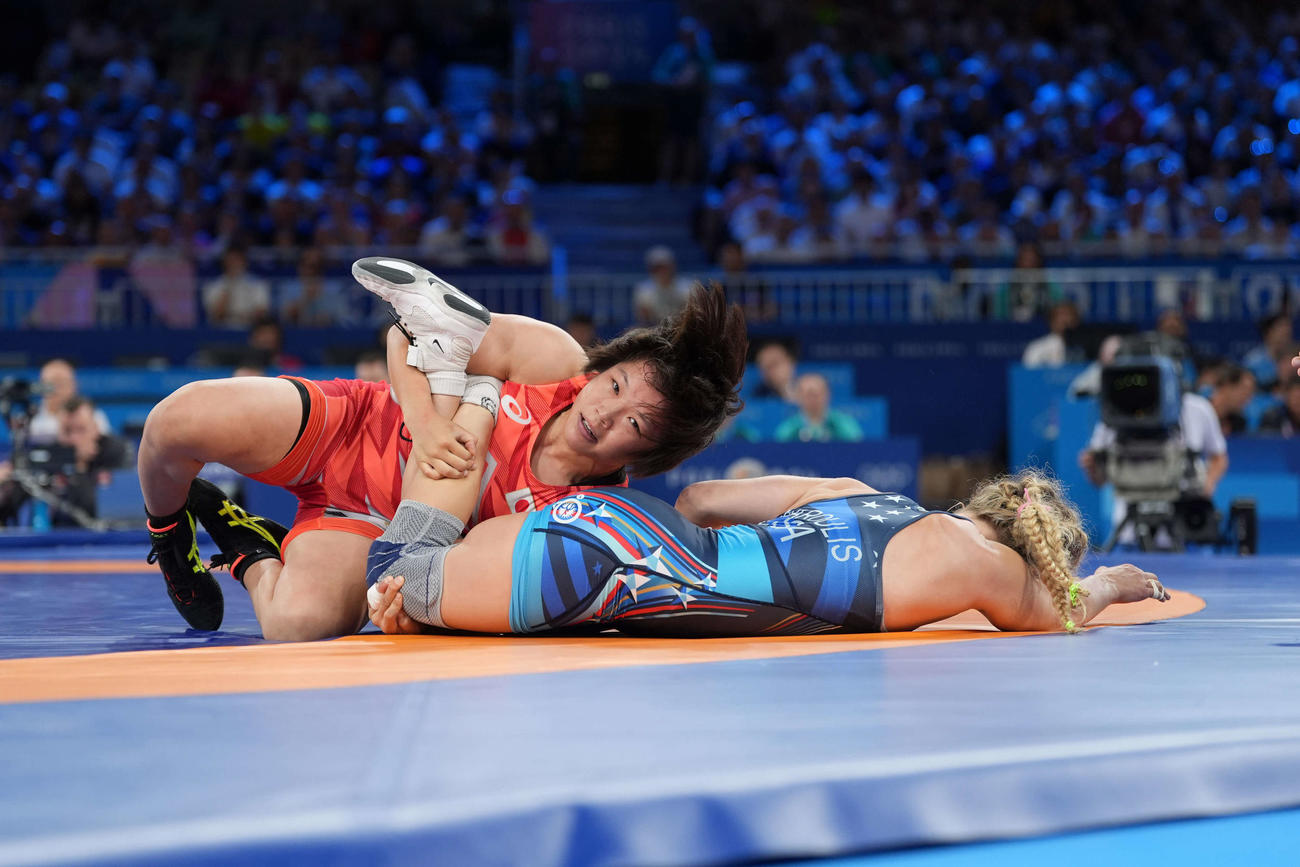 女子フリースタイル57キロ級準決勝　マルーリスの足を取って回そうとする桜井（撮影パオロ　ヌッチ）