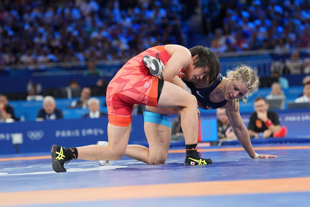 女子フリースタイル57キロ級準決勝　マルーリスの足を取って回そうとする桜井（撮影パオロ　ヌッチ）
