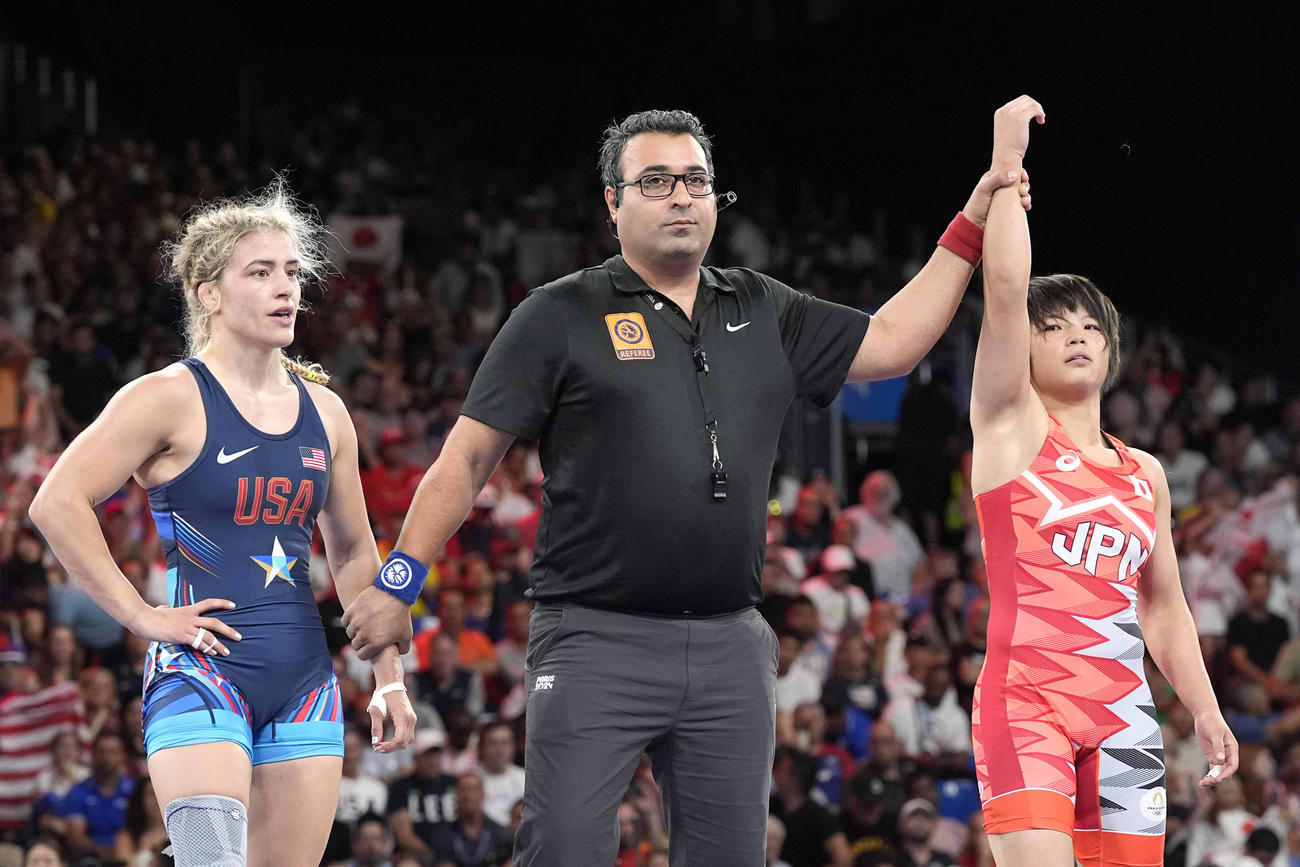 女子57キロ級準決勝　勝ち名乗りを受ける桜井つぐみ（AP)