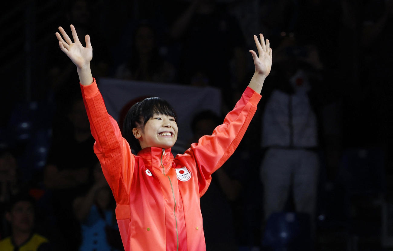 女子53キロ級決勝　表彰台で両手を挙げてファンに応える藤波朱理（ロイター）