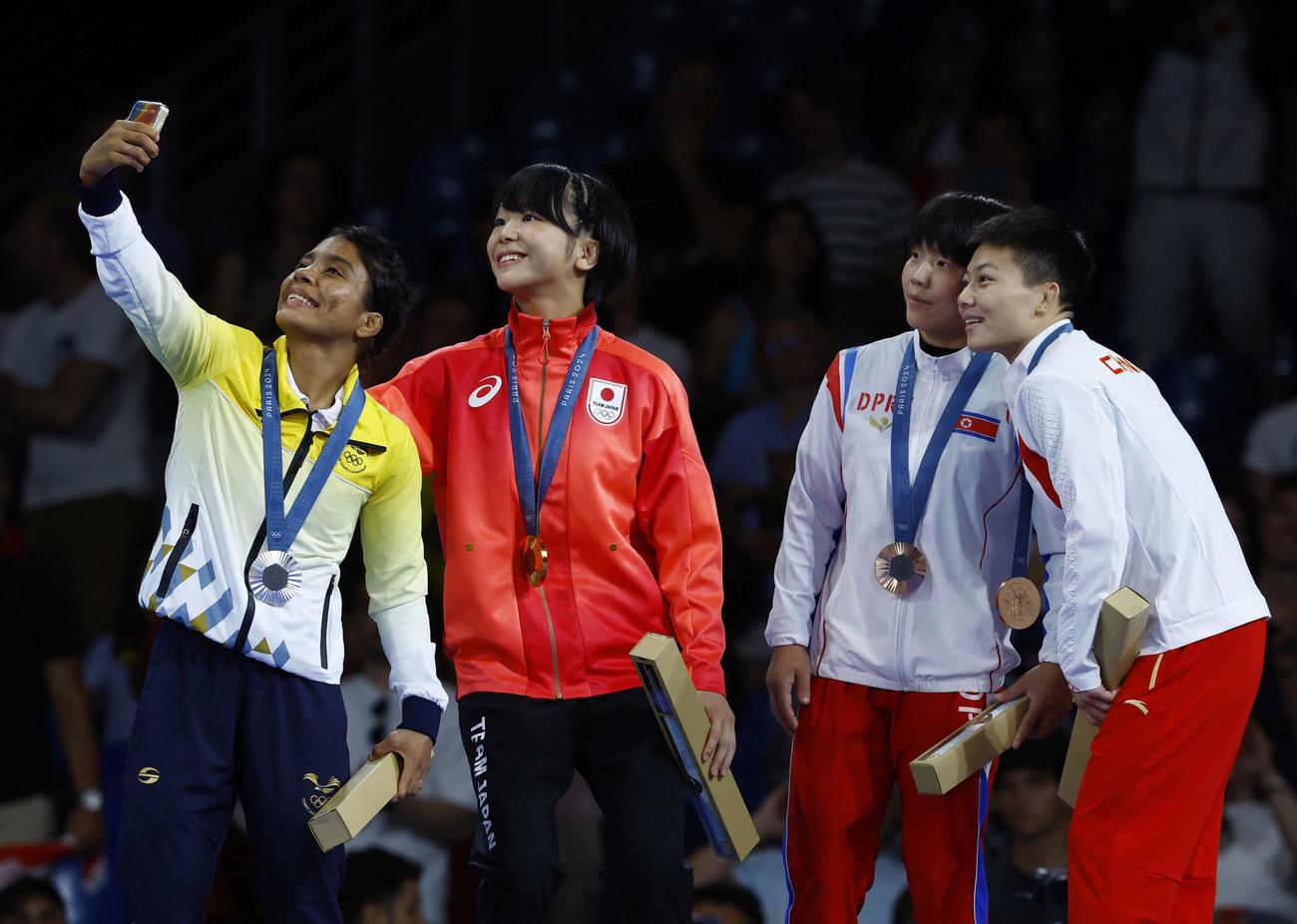 女子53キロ級決勝　表彰台で記念撮影をする藤波朱理（左から2番目）（ロイター）