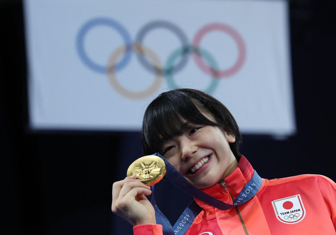 女子53キロ級決勝　金メダルを手に笑顔を見せる藤波朱理（ロイター）