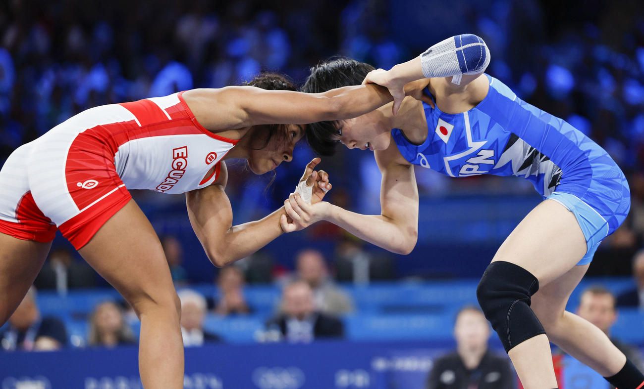 女子53キロ級決勝　エクアドル選手と対戦する藤波朱理（共同）