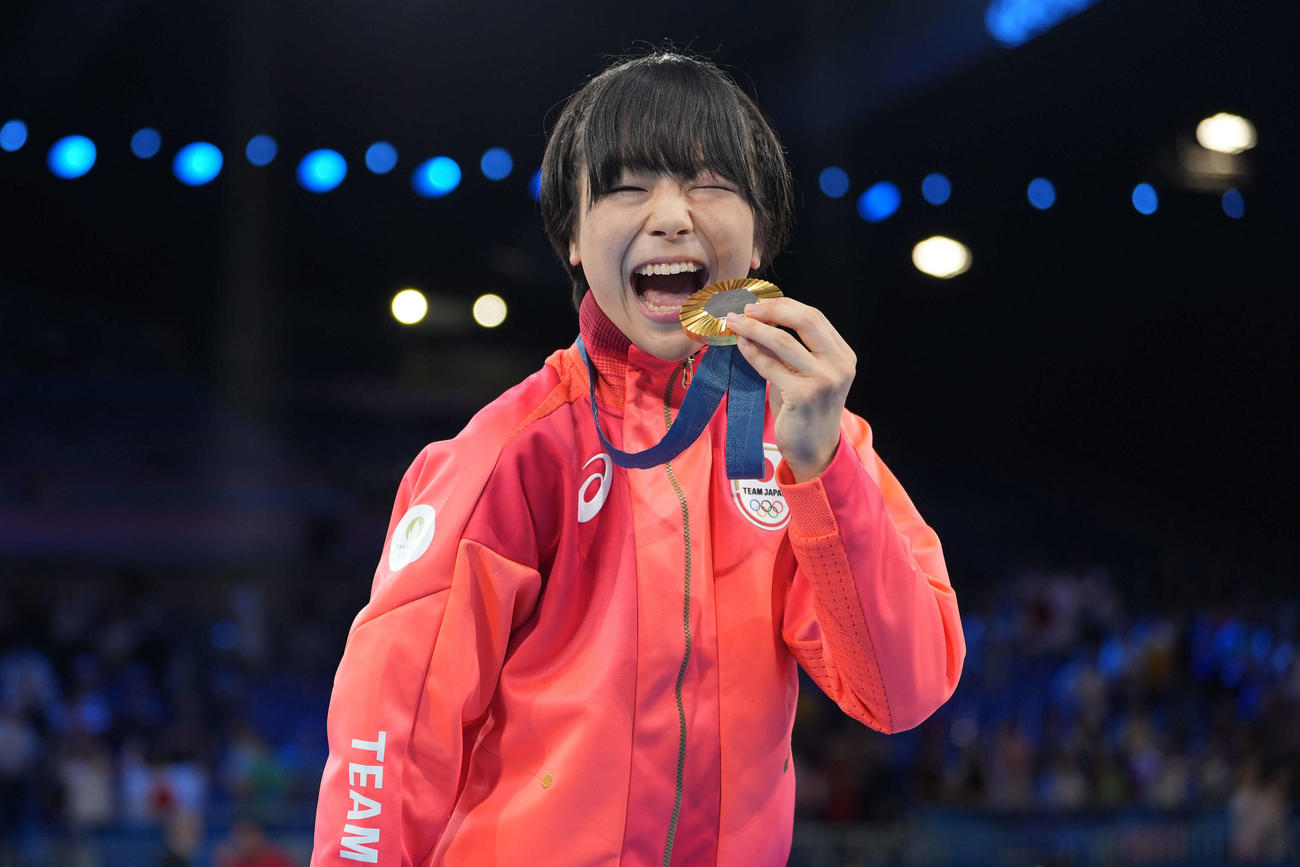 藤波は笑顔で金メダルをかむ（撮影・パオロ　ヌッチ）