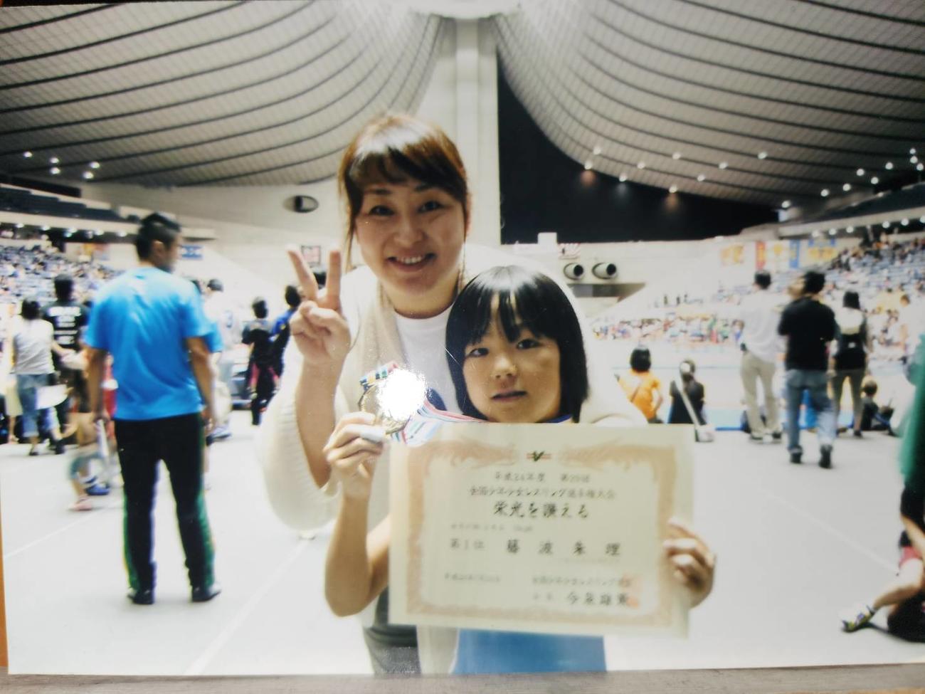 表彰状とメダルを手に、母千夏さん（左）と写る藤波（母千夏さん提供）