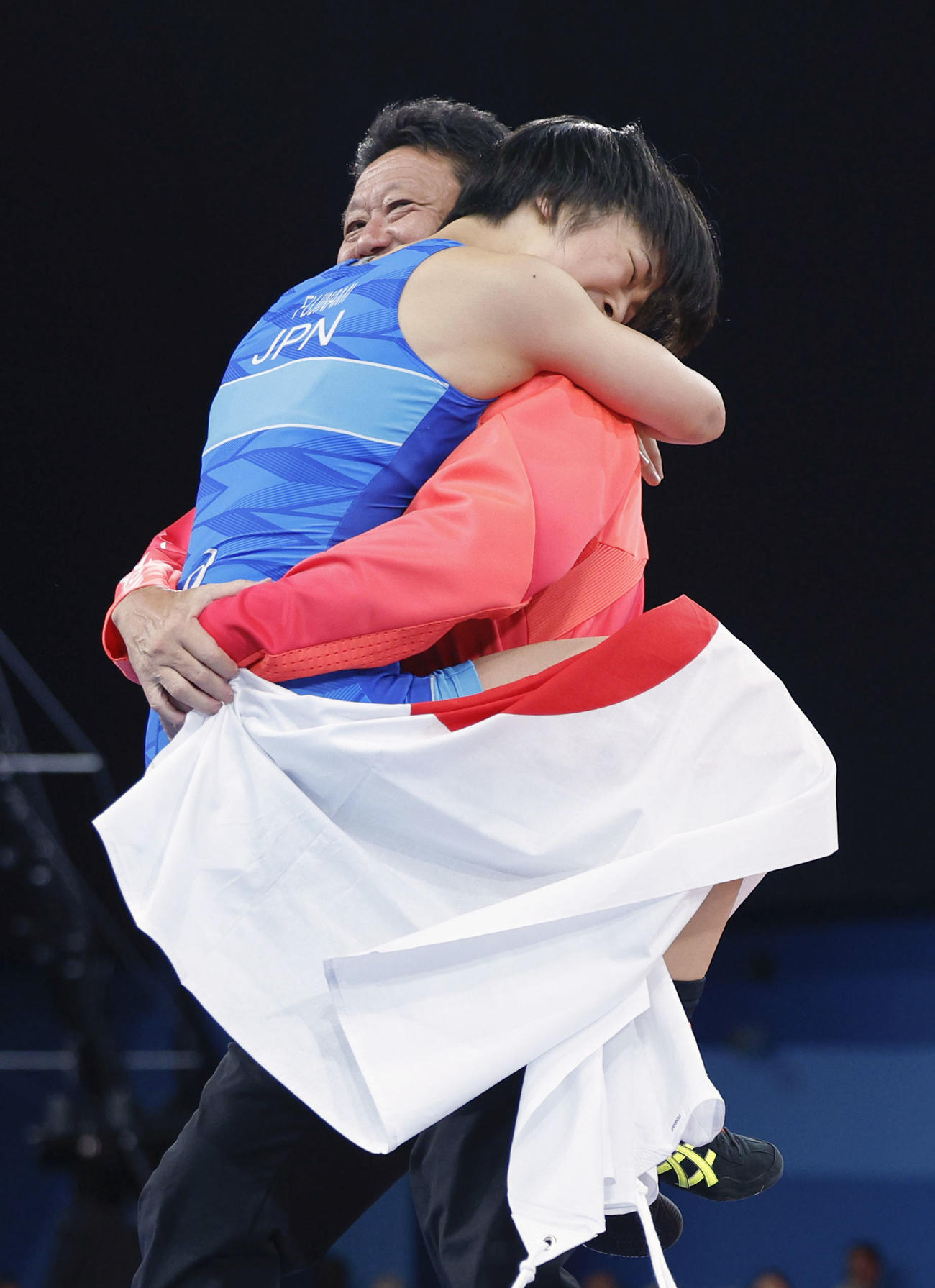 女子53キロ級で優勝を果たし、父の俊一コーチに抱きつく藤波朱理＝パリ（共同）