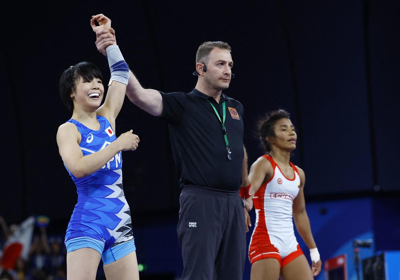 女子53キロ級決勝　勝利し、勝ち名乗りを受ける藤波朱理（ロイター）