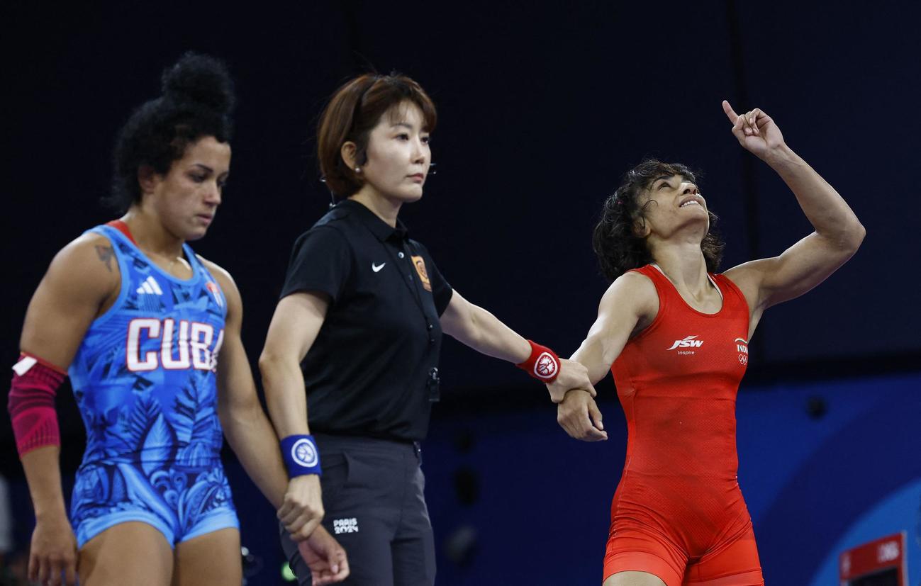女子50キロ級準決勝　決勝進出を決め天を仰ぐビネシュ（ロイター）