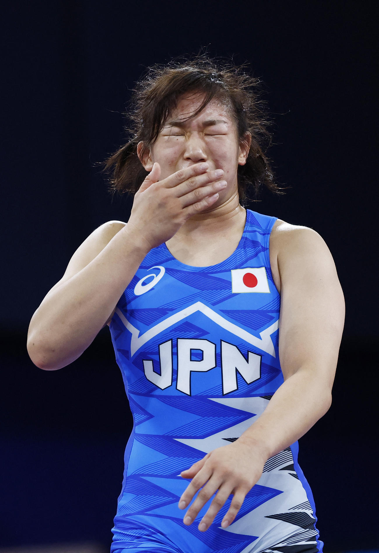 女子62キロ級準決勝　決勝を決め、涙する元木咲良（ロイター）