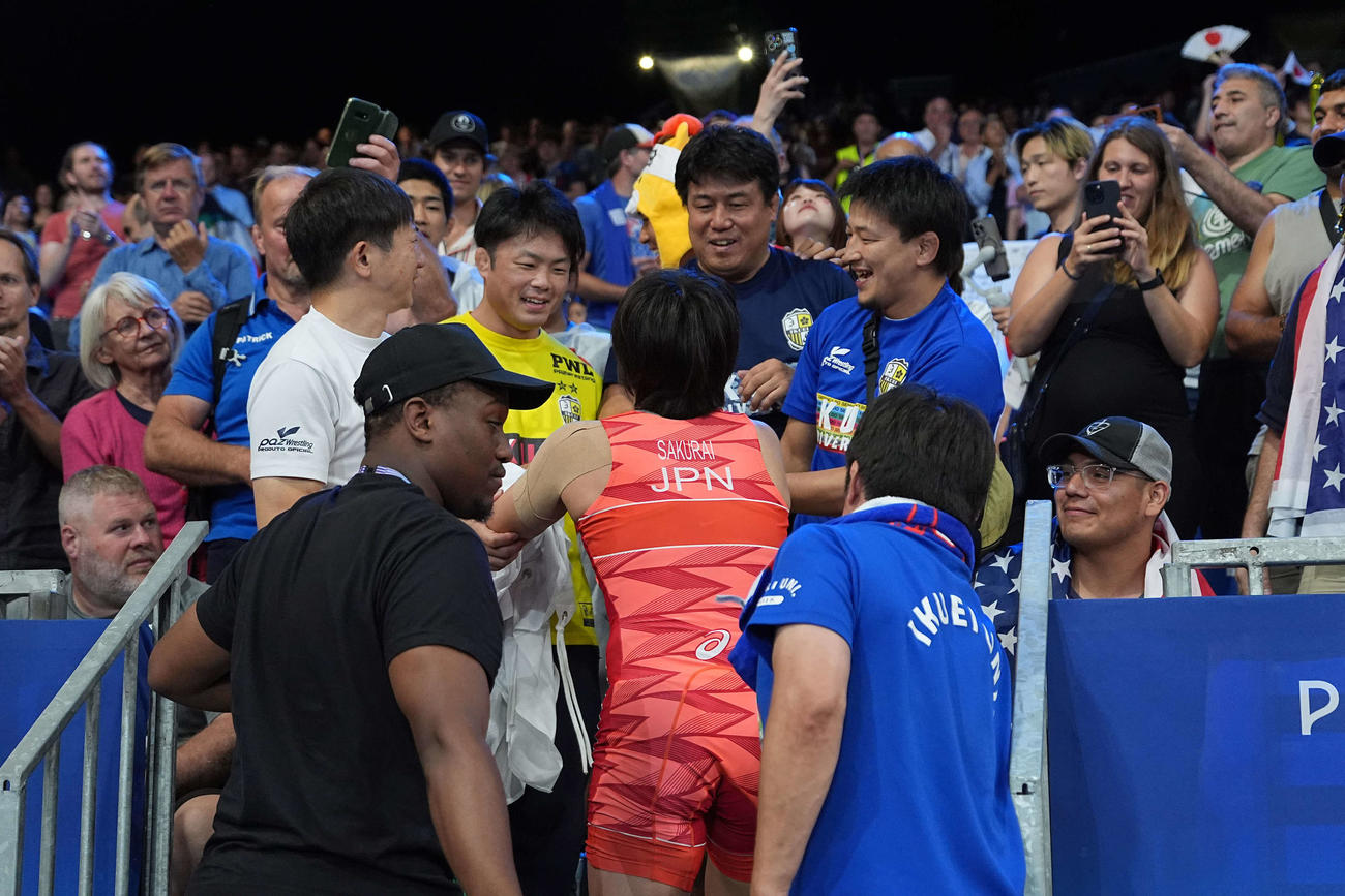 女子フリースタイル57キロ級　決勝　アナスタシア・ニキタと対戦し金メダルを獲得した桜井つぐみ（撮影・パオロ　ヌッチ）