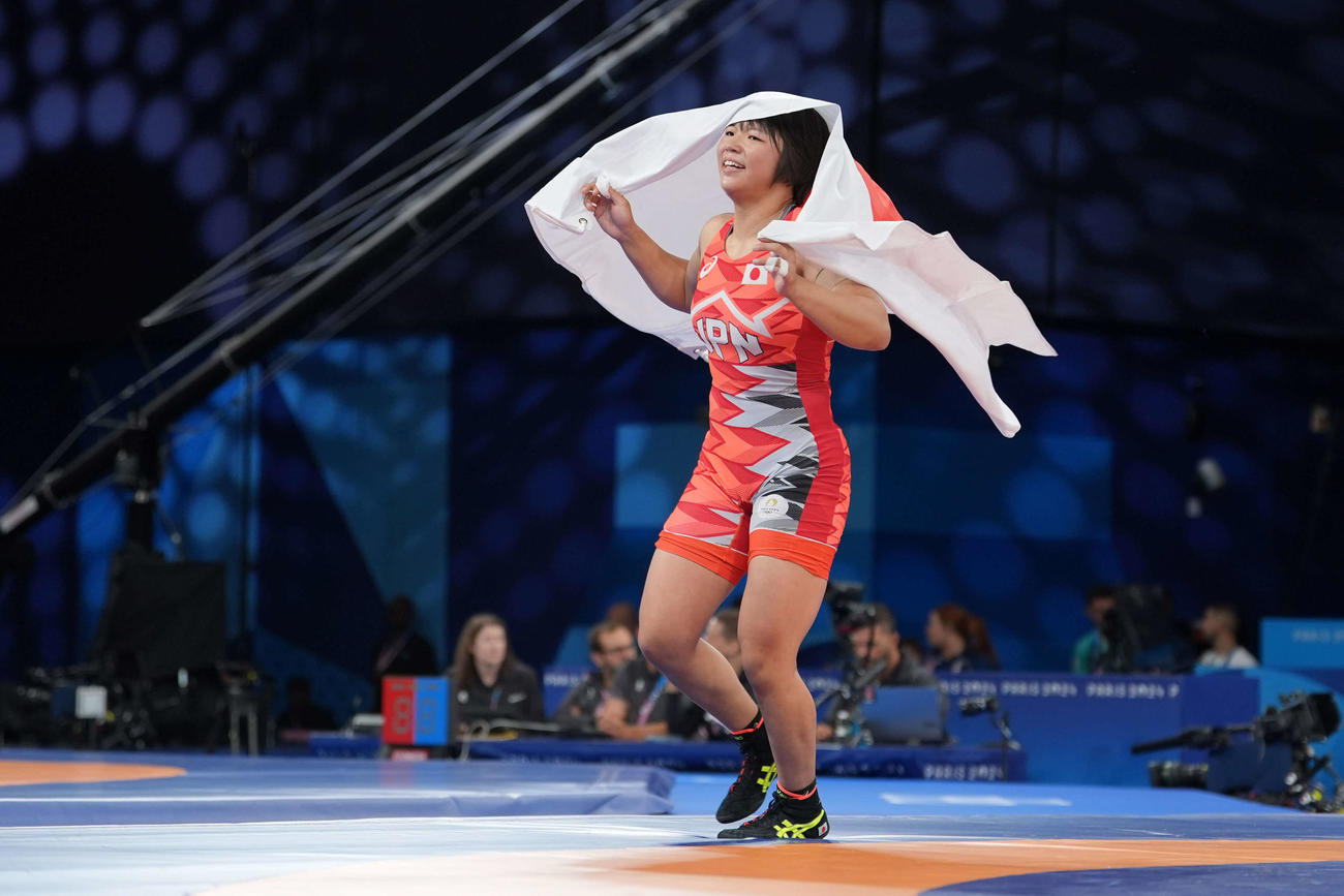 女子フリースタイル57キロ級　決勝　アナスタシア・ニキタと対戦し金メダルを獲得した桜井つぐみ（撮影・パオロ　ヌッチ）