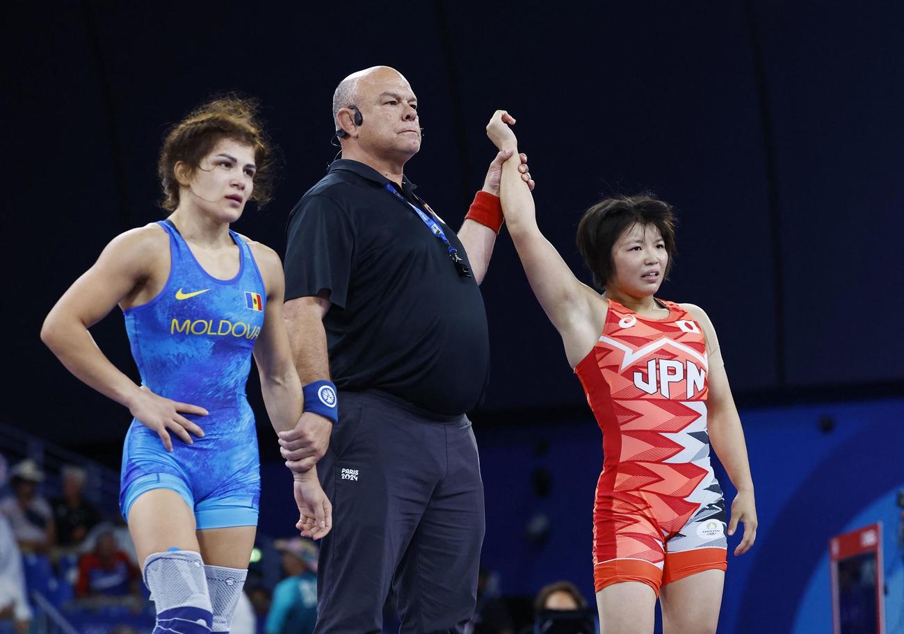 女子フリースタイル57キロ級決勝　勝ち名乗りを受ける桜井（ロイター）