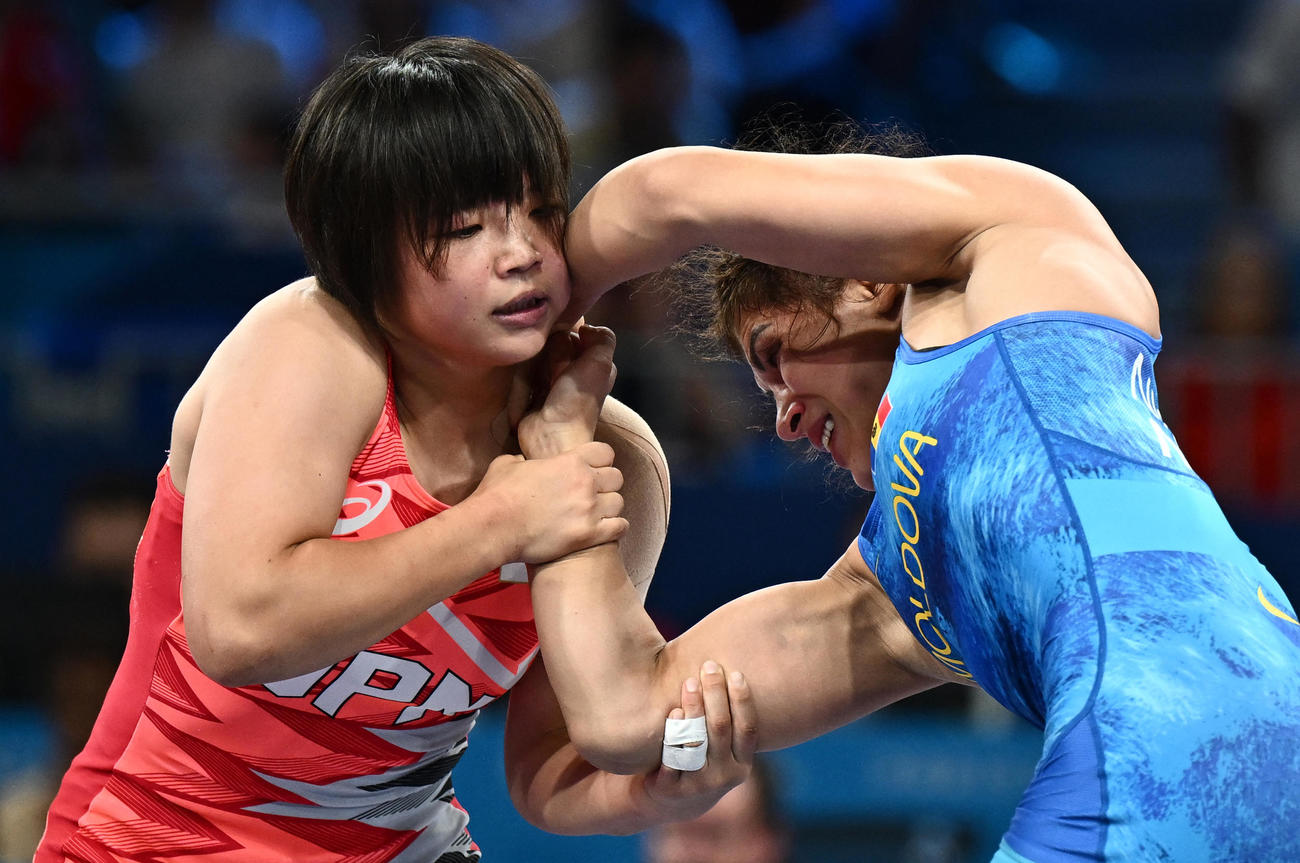 女子フリースタイル57キロ級決勝　攻める桜井（ロイター）