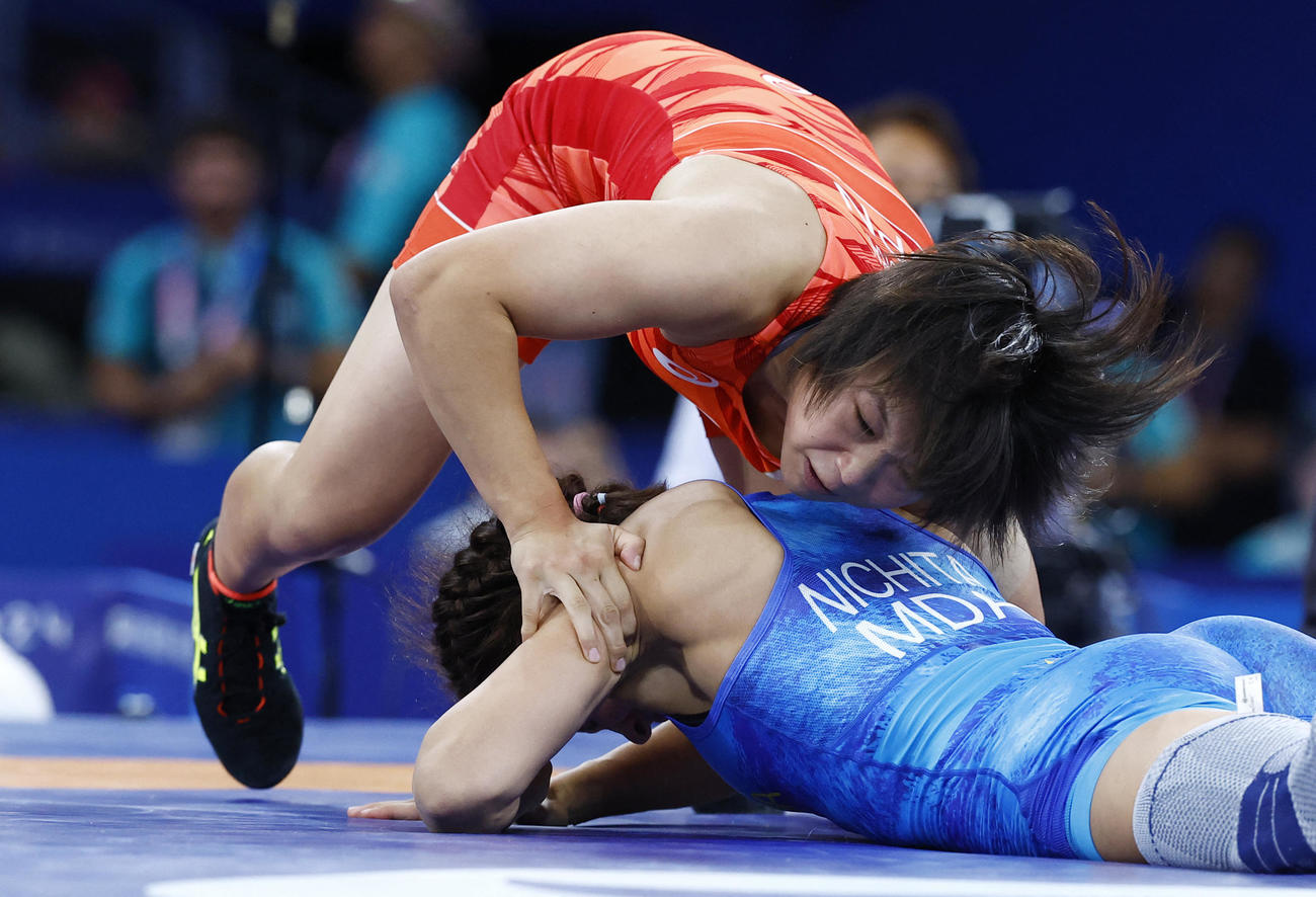 女子フリースタイル57キロ級決勝　攻める桜井（ロイター）