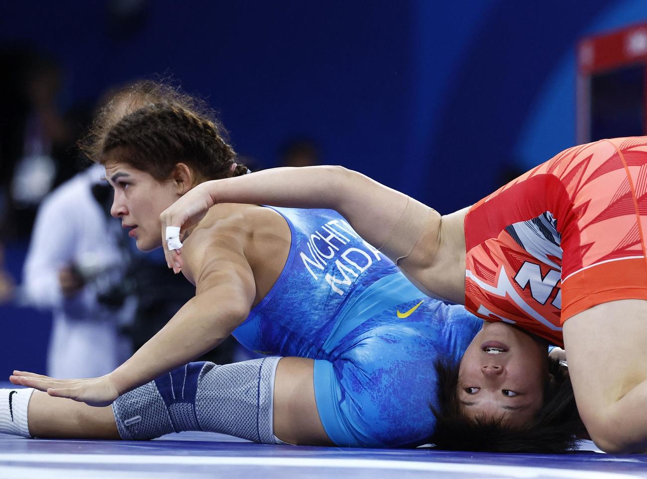 女子フリースタイル57キロ級決勝　攻める桜井（ロイター）