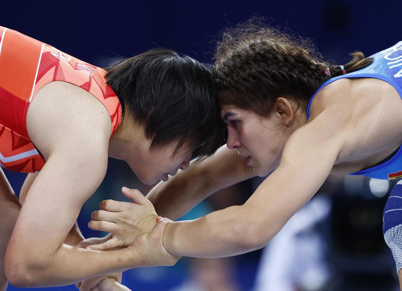 女子フリースタイル57キロ級決勝　組み合う桜井（左）（ロイター）
