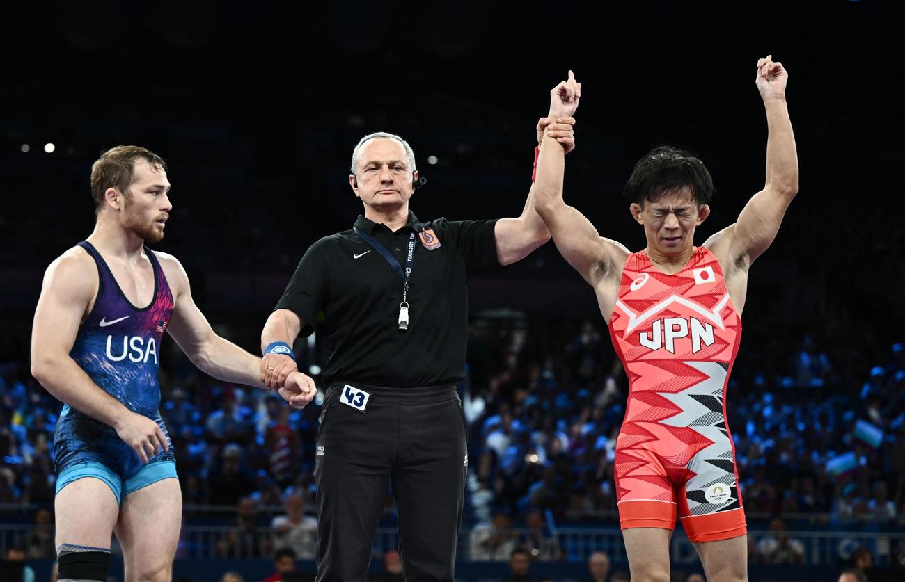 レスリング男子フリースタイル57キロ級決勝　スペンサーリチャード・リーを下し金メダルに輝いた樋口黎は勝ち名乗りを受ける（ロイター）