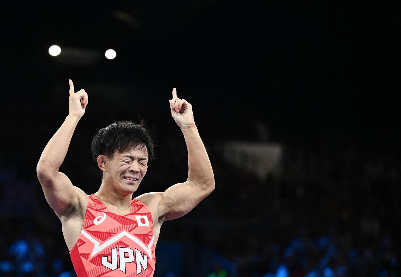 レスリング男子フリースタイル57キロ級決勝　金メダルに輝いた樋口黎はガッツポーズ（ロイター）
