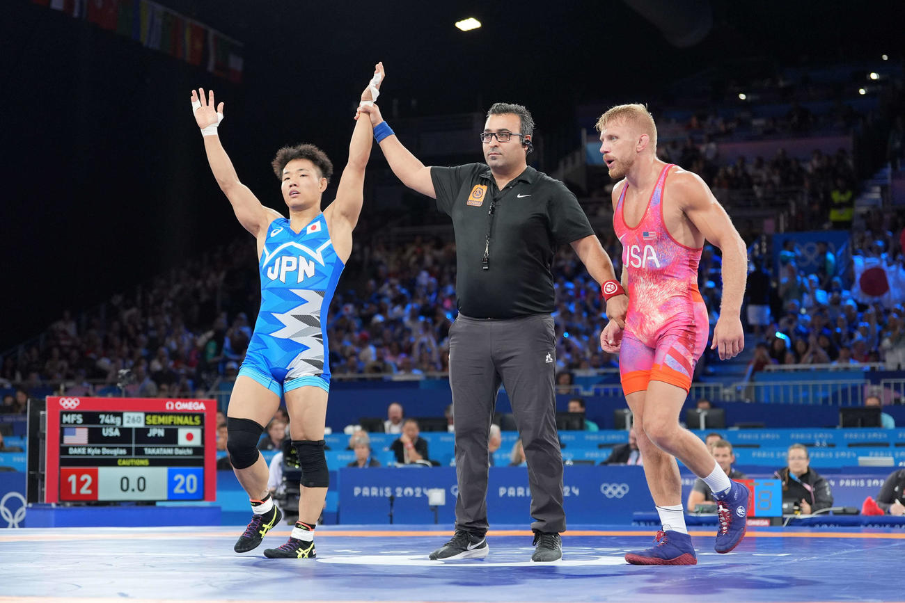 フリースタイル74キロ級準決勝　勝ち名乗りを受ける高谷大地（撮影・パオロ　ヌッチ）