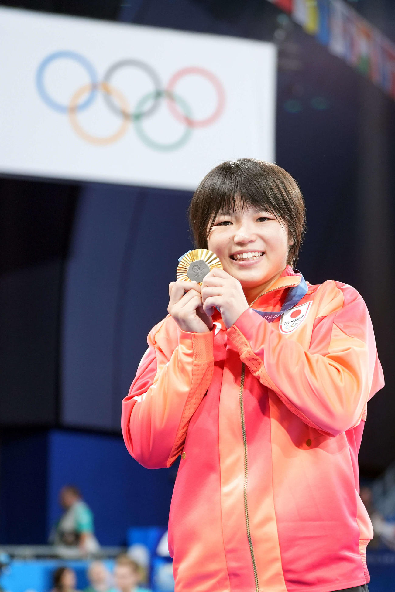 女子フリースタイル57キロ級　表彰式で金メダルを手に笑顔を見せる桜井（撮影・パオロ　ヌッチ）