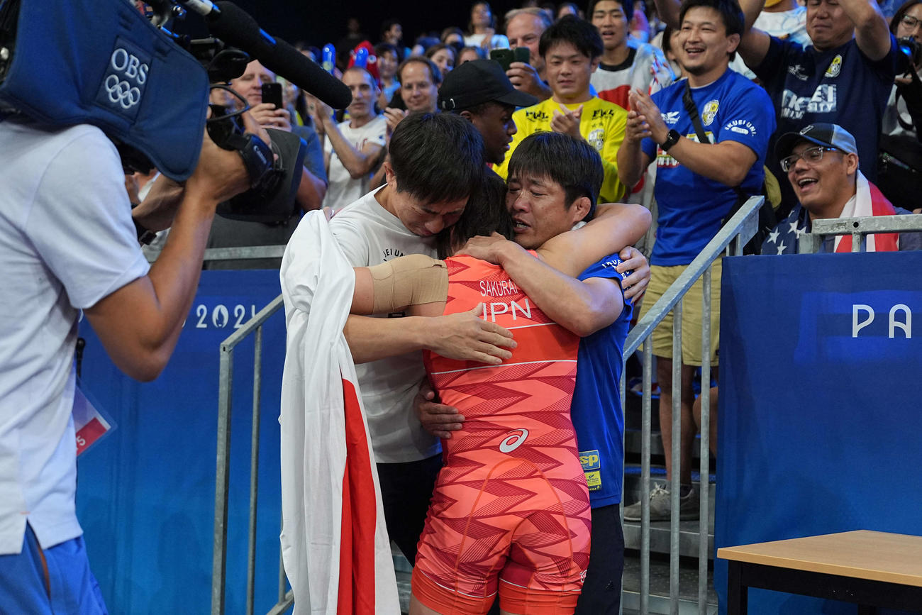 女子フリースタイル57キロ級　決勝　アナスタシア・ニキタと対戦し金メダルを獲得した桜井つぐみ（撮影・パオロ　ヌッチ）