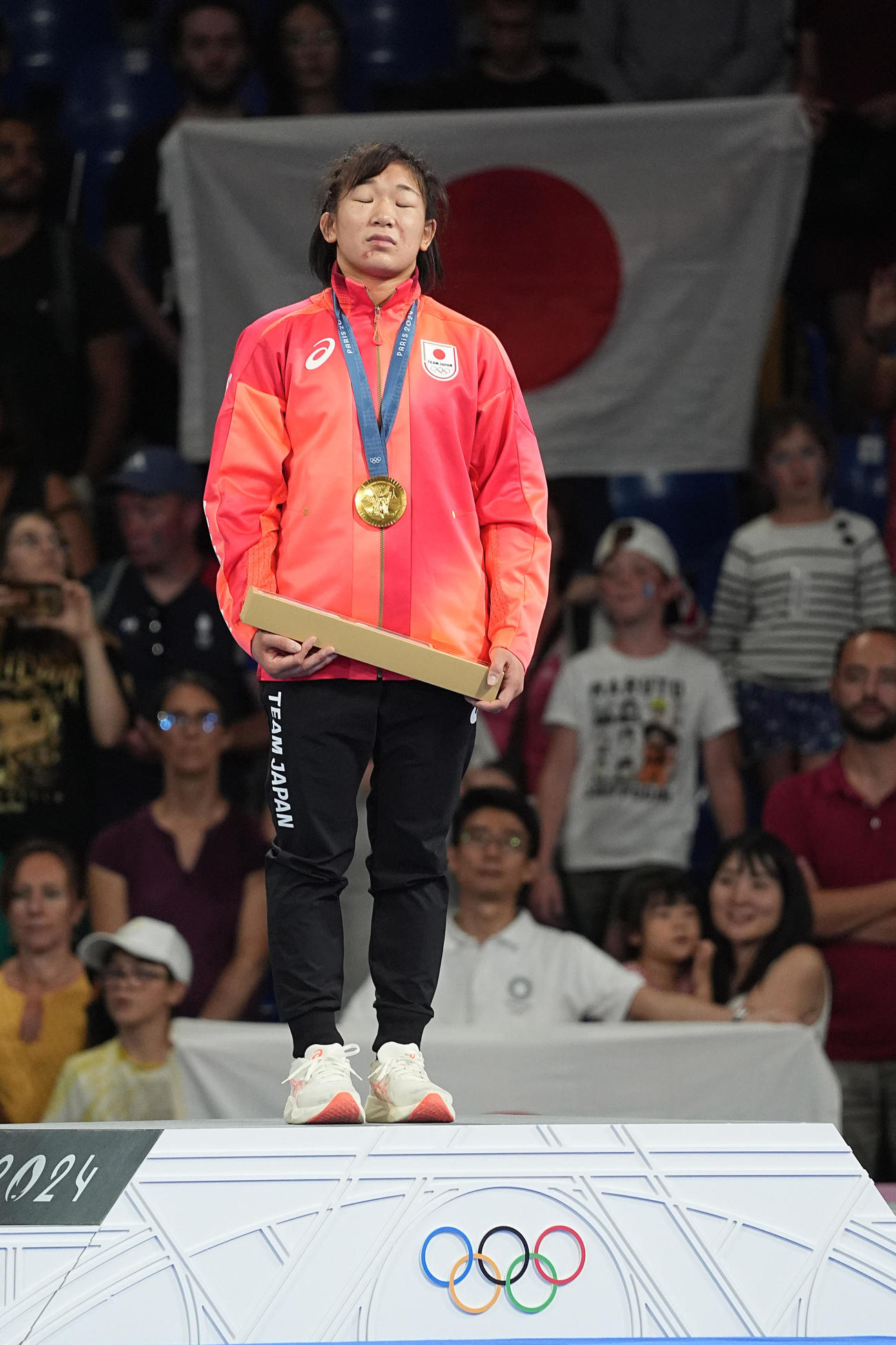 パリ五輪　レスリング　女子62キロ級決勝　表彰台のてっぺんで君が代を聞く金メダルの元木咲良（撮影・パオロ　ヌッチ）