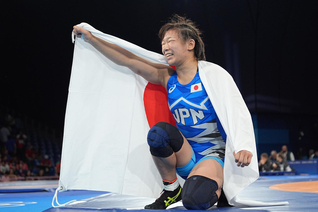 パリ五輪　レスリング　女子62キロ級決勝　優勝し日の丸を身にまとい笑顔を見せる元木咲良（撮影・パオロ　ヌッチ）