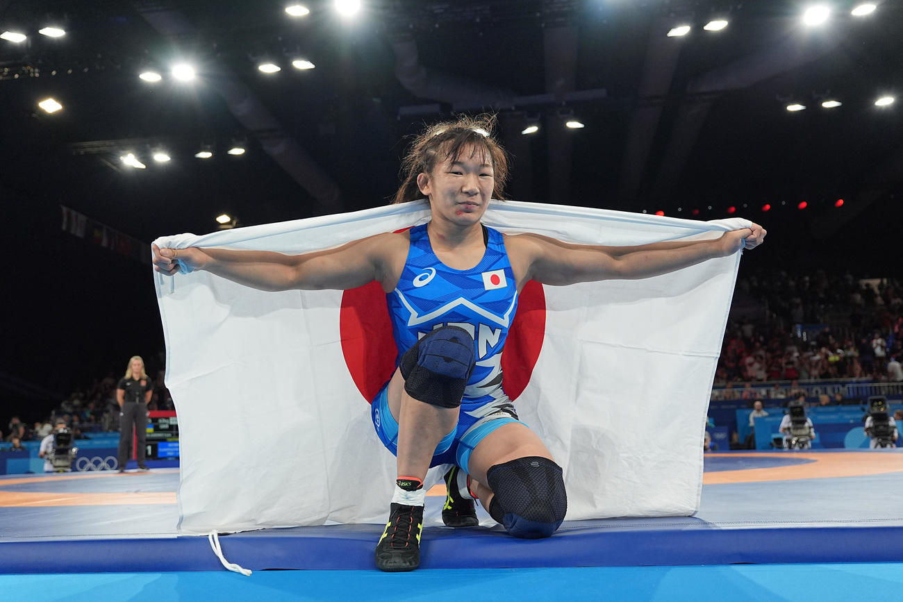 パリ五輪　レスリング　女子62キロ級決勝　優勝し日の丸を身にまとい笑顔を見せる元木咲良（撮影・パオロ　ヌッチ）