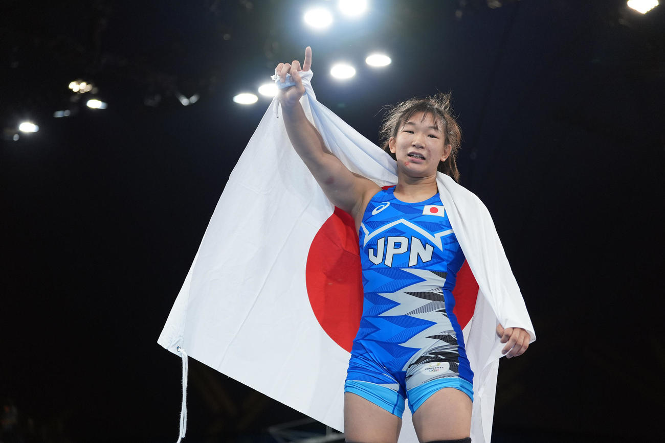 パリ五輪　レスリング　女子62キロ級決勝　優勝し日の丸を身にまとい笑顔を見せる元木咲良（撮影・パオロ　ヌッチ）