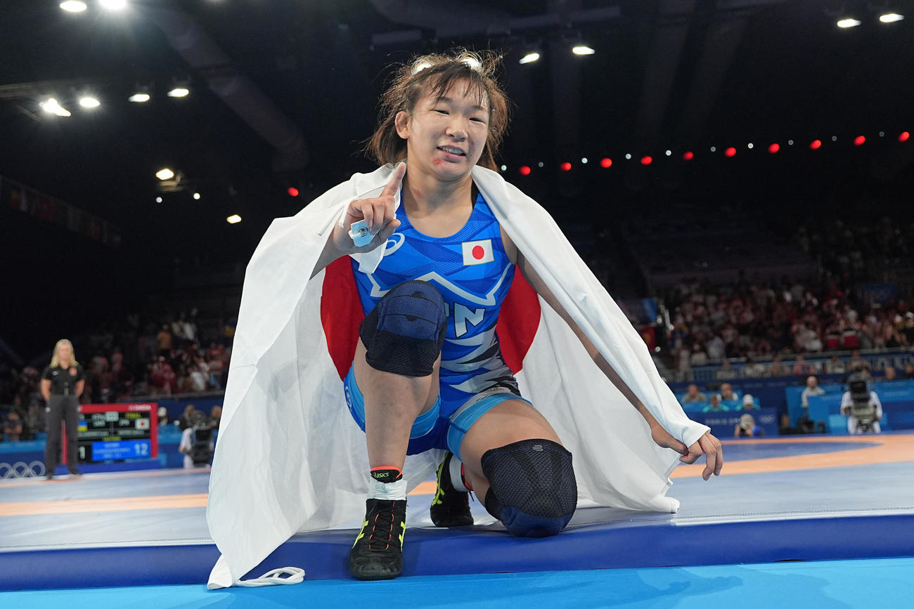 パリ五輪　レスリング　女子62キロ級決勝　優勝し日の丸を身にまとい笑顔を見せる元木咲良（撮影・パオロ　ヌッチ）