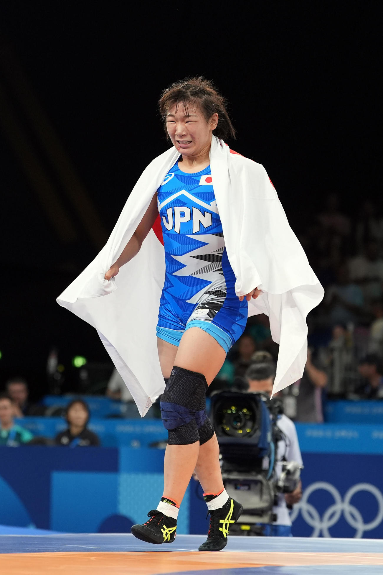 パリ五輪　レスリング　女子62キロ級決勝　優勝し日の丸を身にまとい涙する元木咲良（撮影・パオロ　ヌッチ）